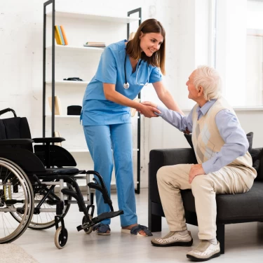 Cuidadora de idosos: o que faz, salário e vagas